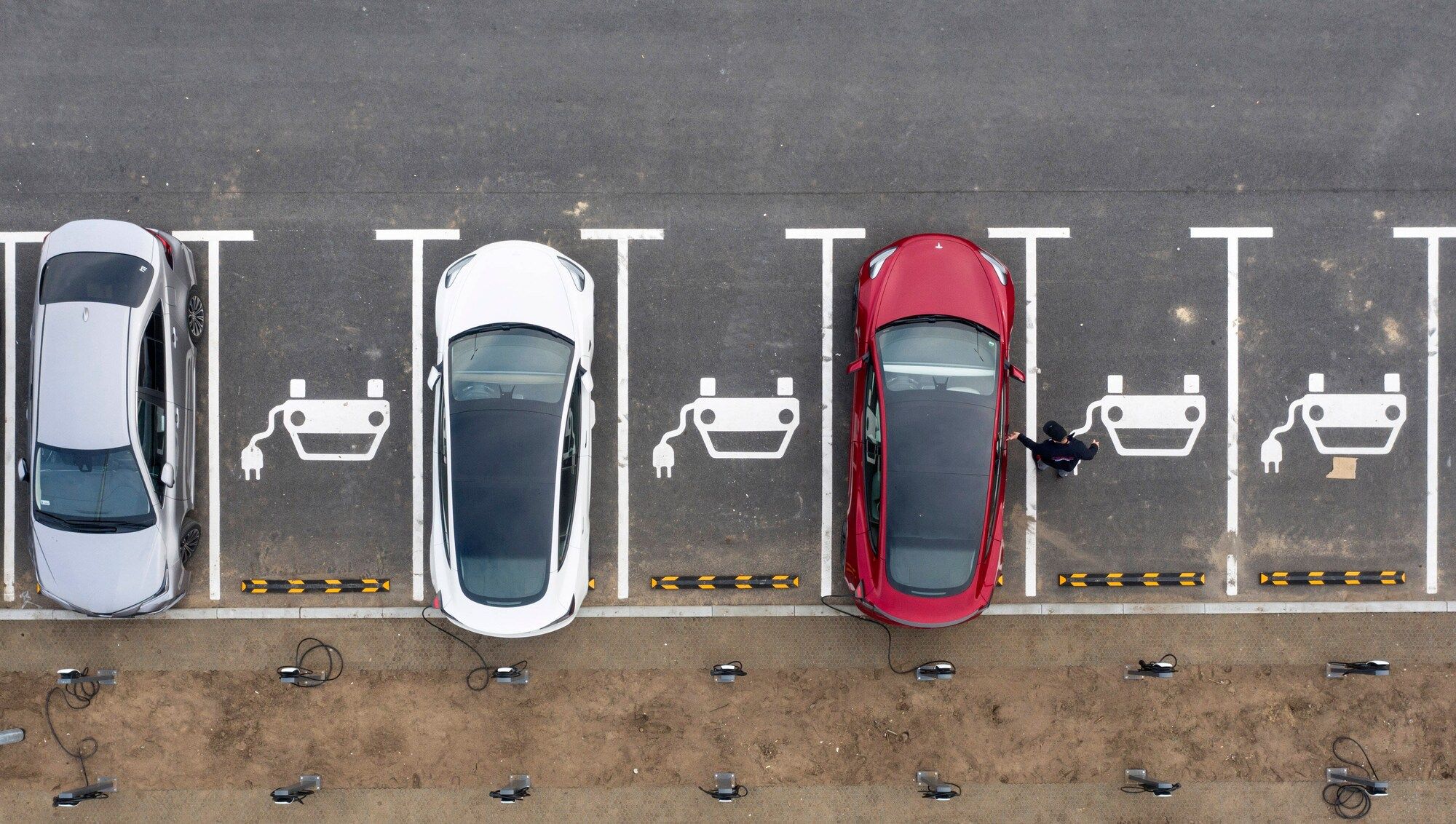 Tesla Giga Factory Gruenheide Gruenheide, 24.09.2022 - Luftbild - Ladestationen fuer E-Autos an der Tesla Gigafactory in