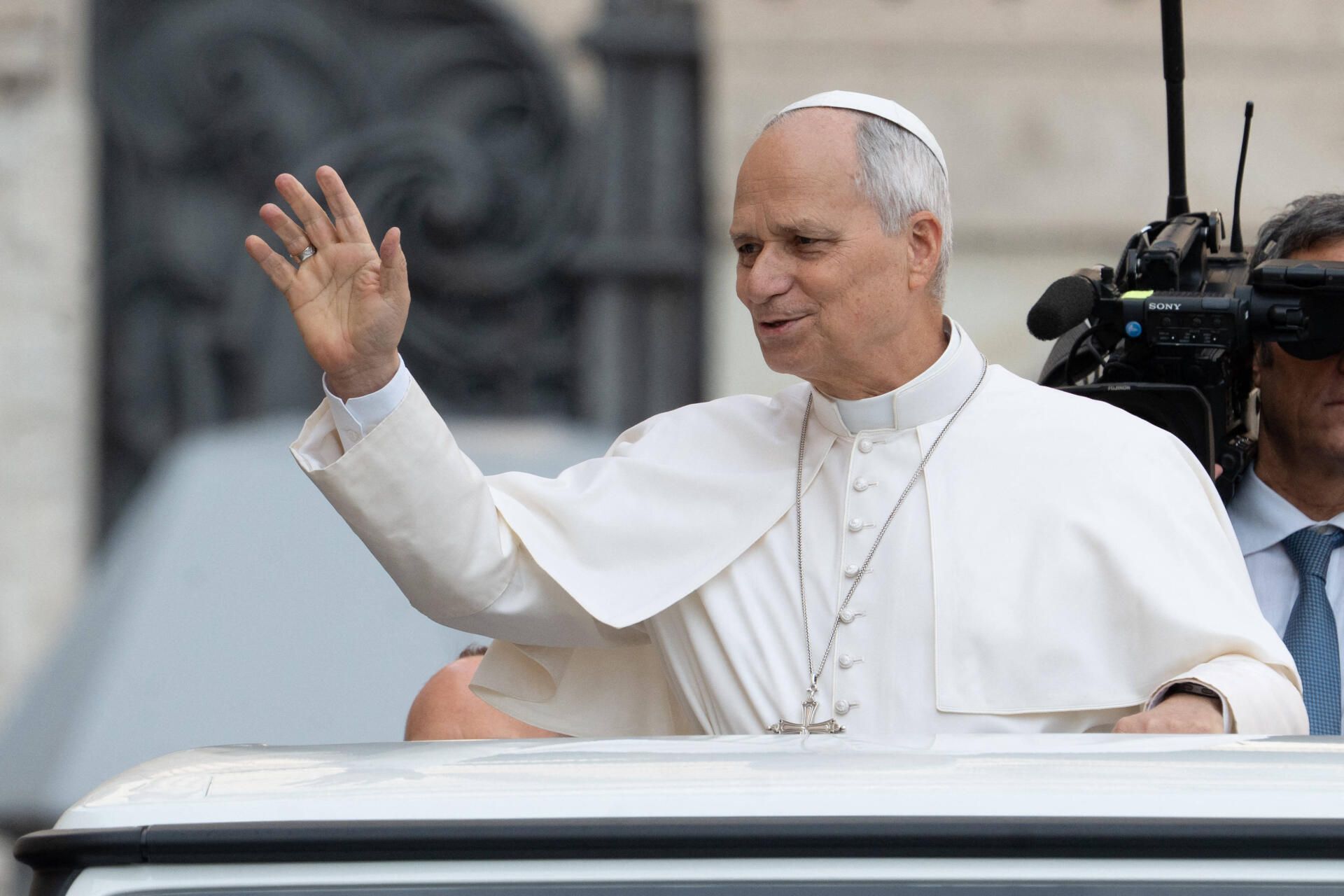 IA: Albert Rösti veut faire venir le pape à Genève en 2027