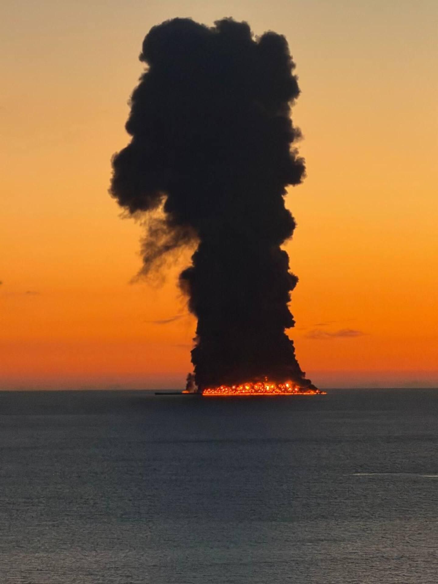 Angriffe im Schwarzen Meer: Öltanker vor Sotschi in Flammen