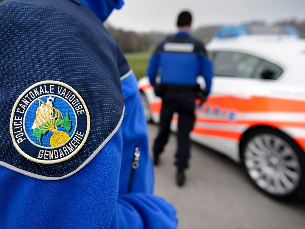 Maskierte Täter überfallen Ehepaar in Coppet VD und stehlen Wertsachen
