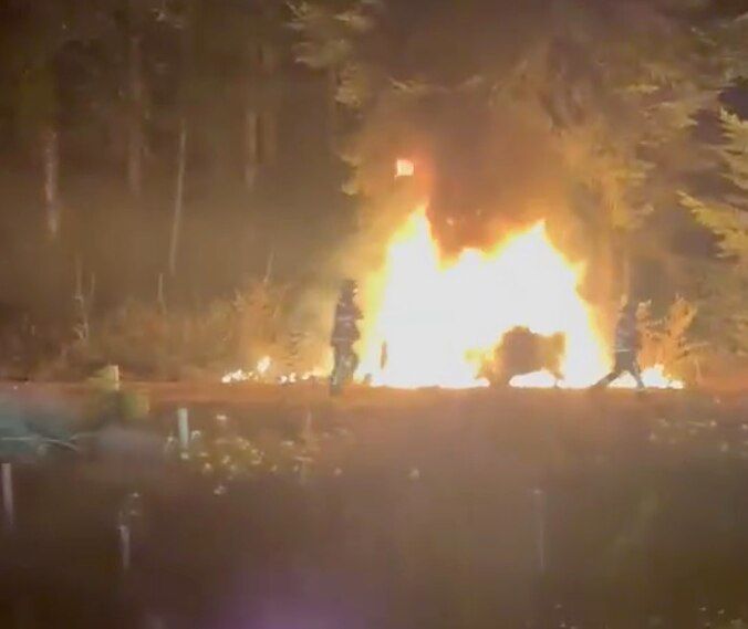 Das Auto ging nach dem Unfall in Flammen auf