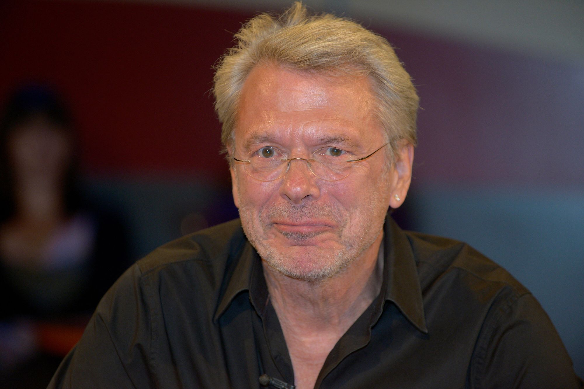 Reinhard Mey Reaches Number One on German Charts with Schatzhauser