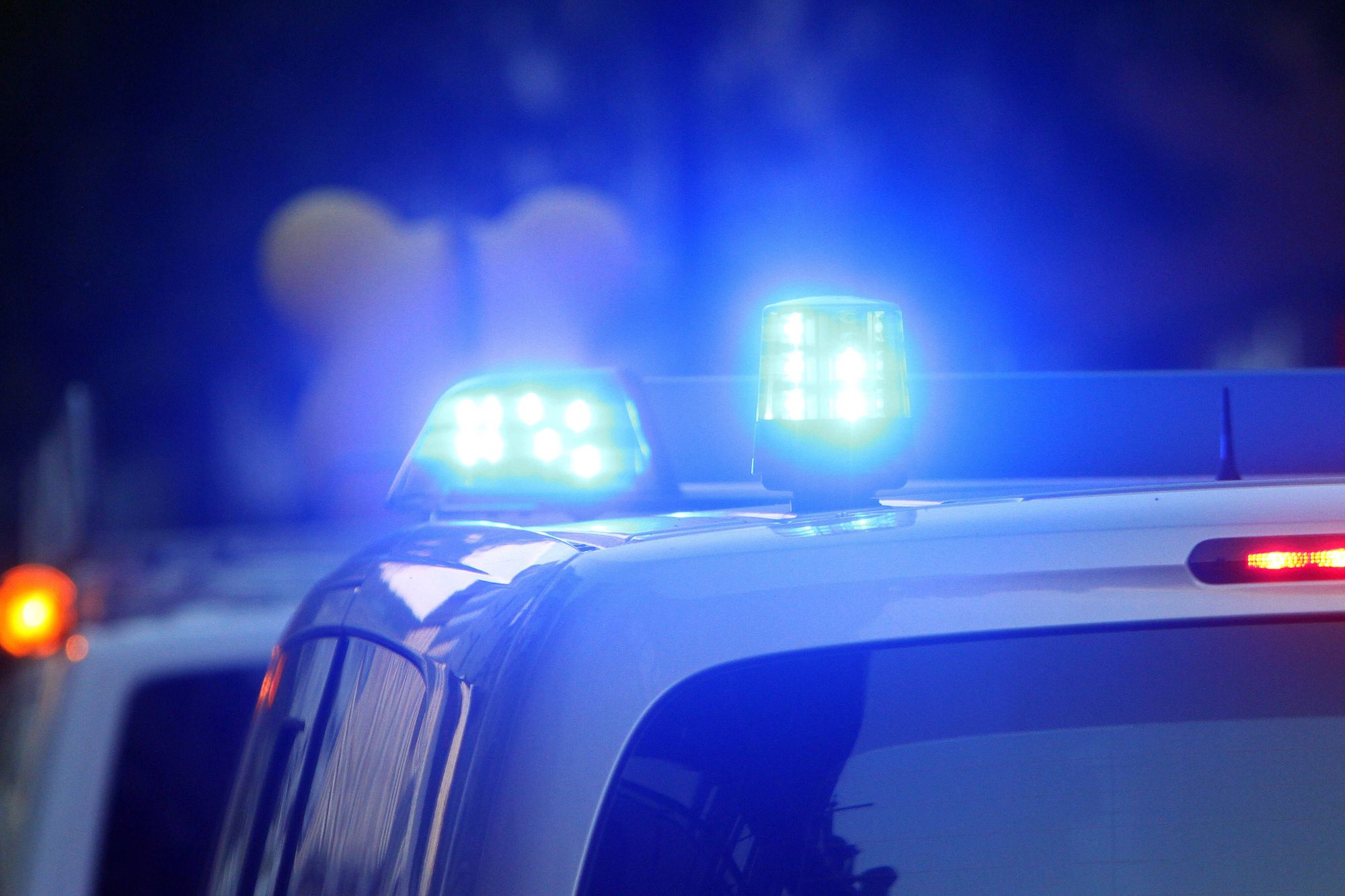 Region Hannover: BMW rast in Menschengruppe