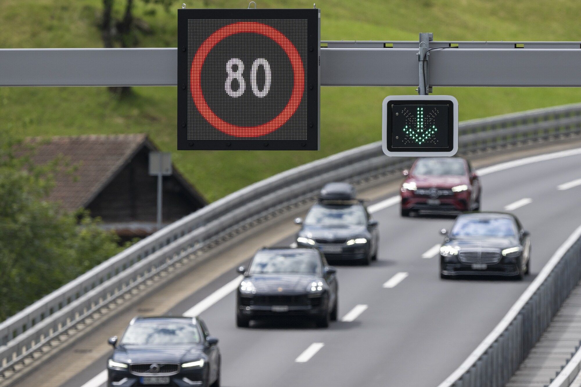 Der Bund bereitet laut «Schweiz am Wochenende» Tempo 80 auf Autobahnen vor, um bei einer schweren Treibstoffknappheit den