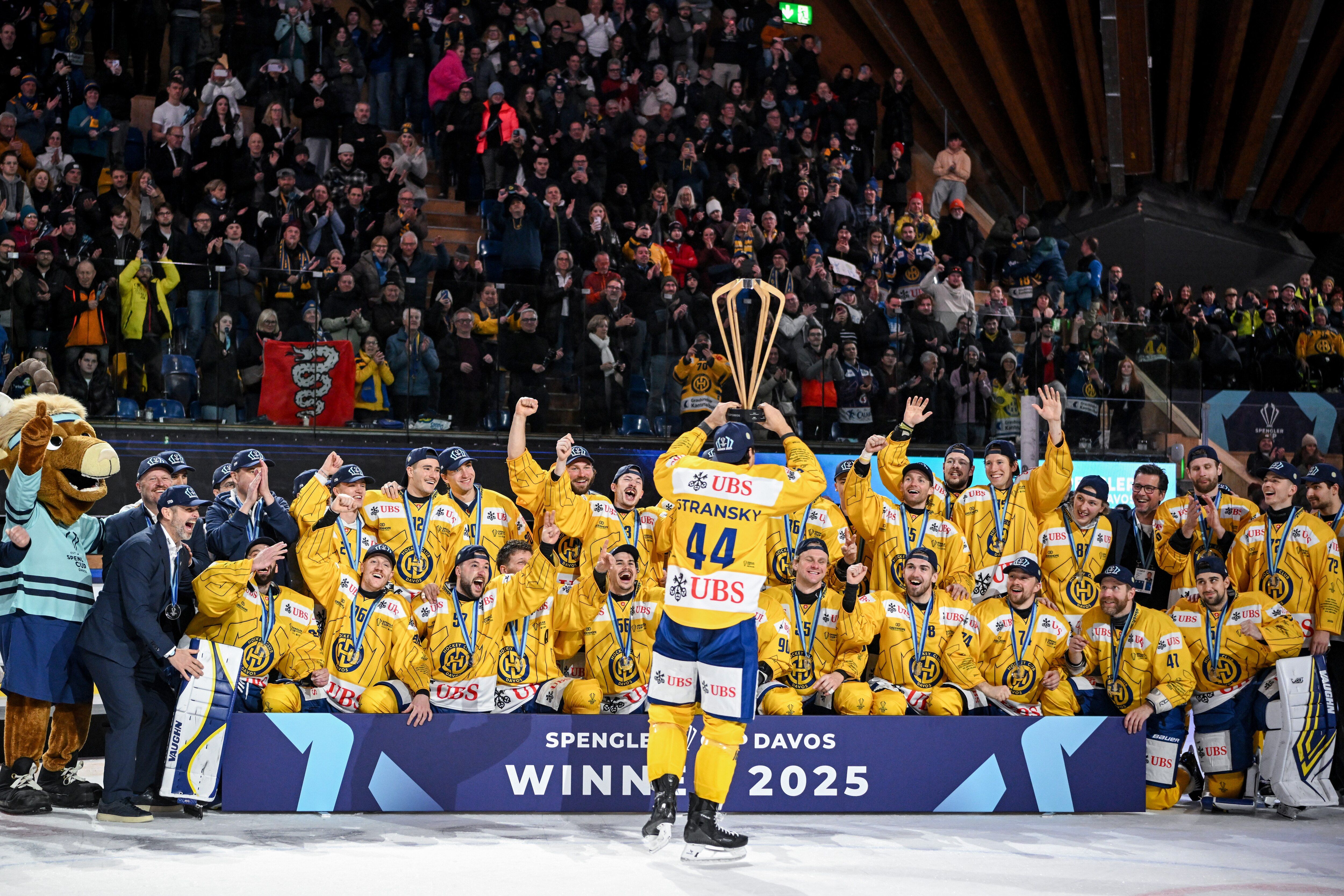 Der HCD holt gegen hartnäckige US-Boys den Spengler Cup